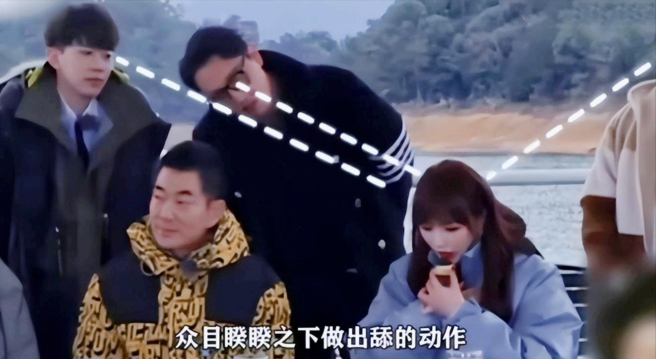 赵丽颖喝水事件恰似管中窥豹，映射多少女性“难以启齿”的秘密