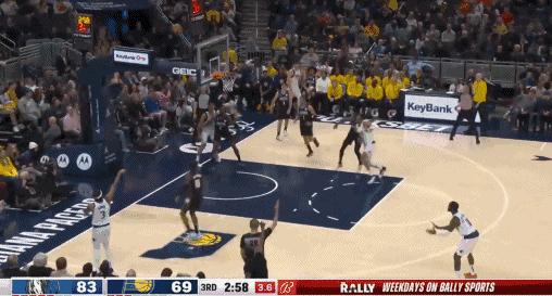 东契奇运球被字母哥抢断,东契奇被两个球星包夹