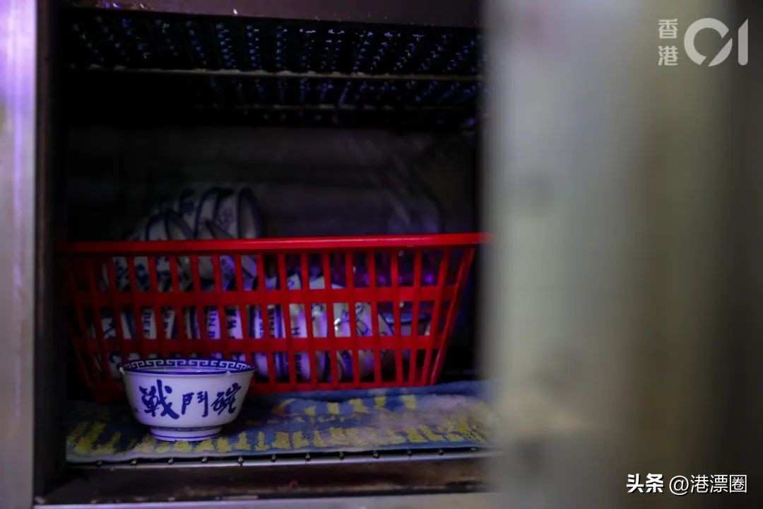 一家店铺宣布关门整条街,一家店突然停业了