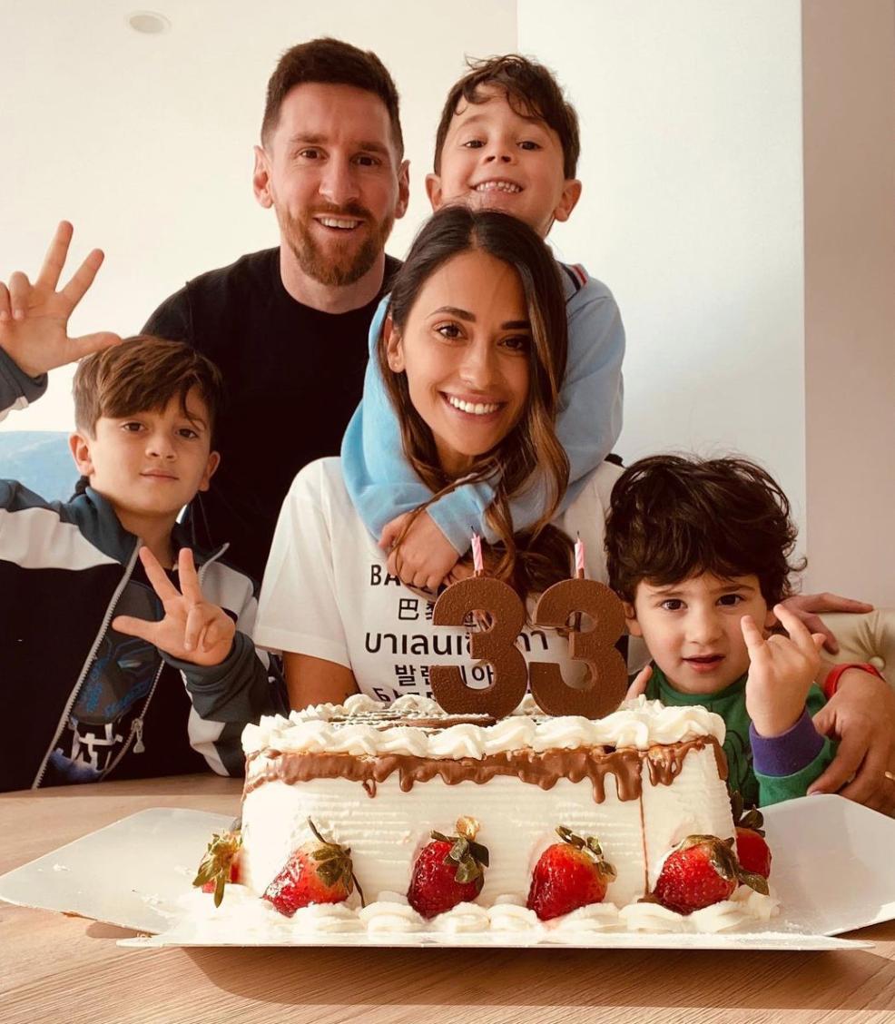 太甜了梅西与妻子在机场深情拥吻,梅西9岁时对她一见钟情