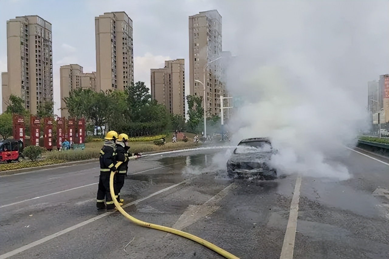 这几款车车内异味严重你中招了吗,这几种情况表示车子要自燃