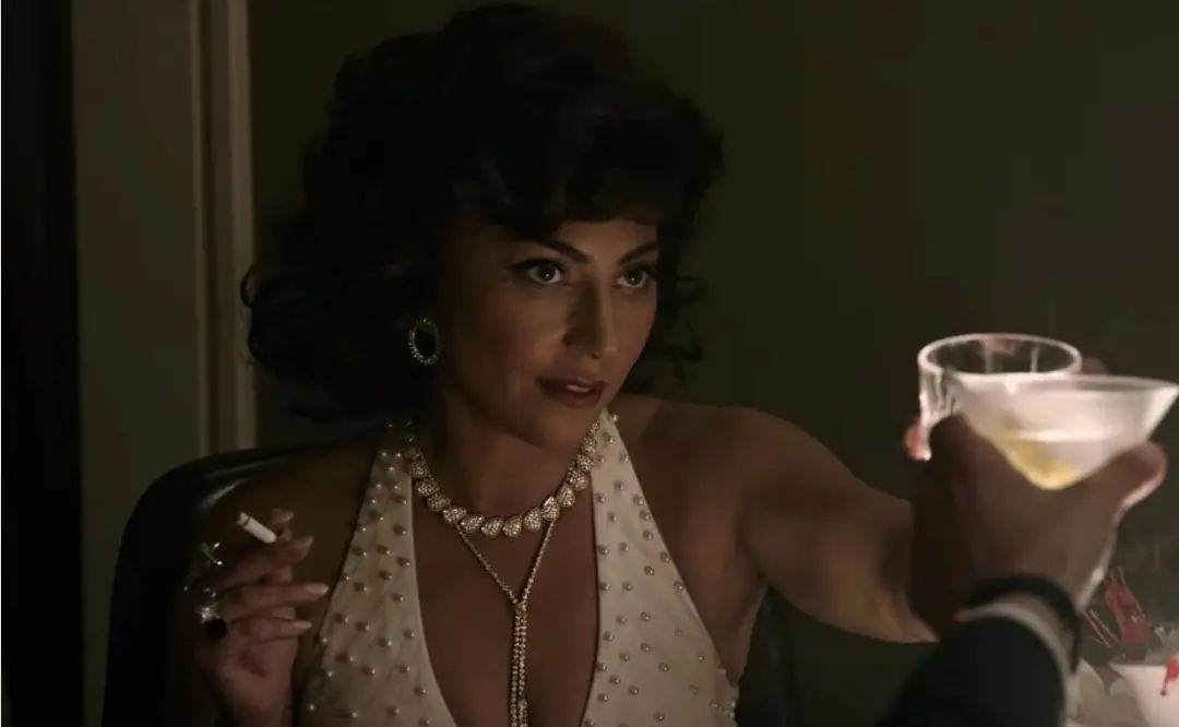 lady gaga和黑寡妇 (gaga今年格莱美礼服)