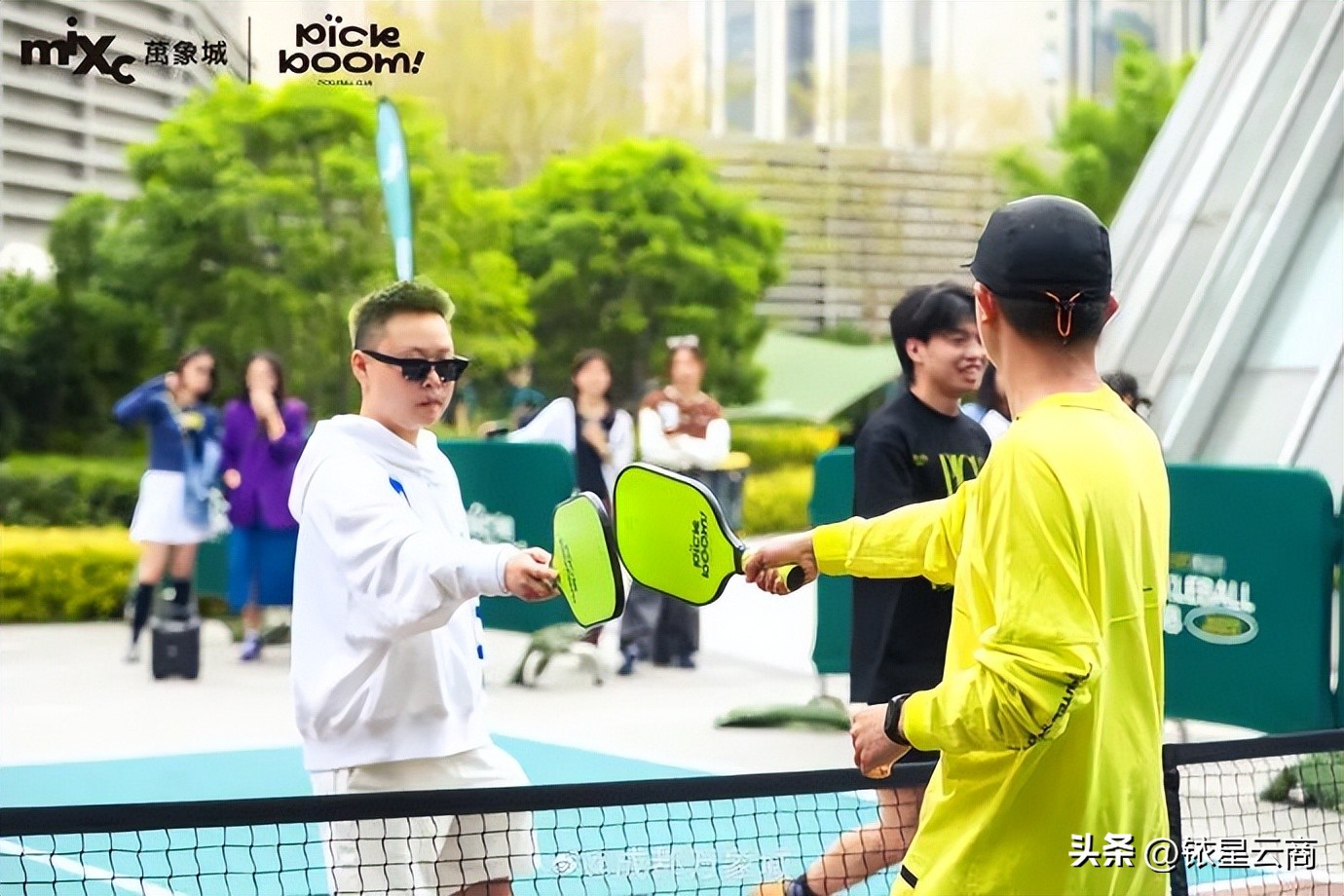 在新潮的商场里挖呀挖呀挖，小小的“匹克球”，掌握流量密码