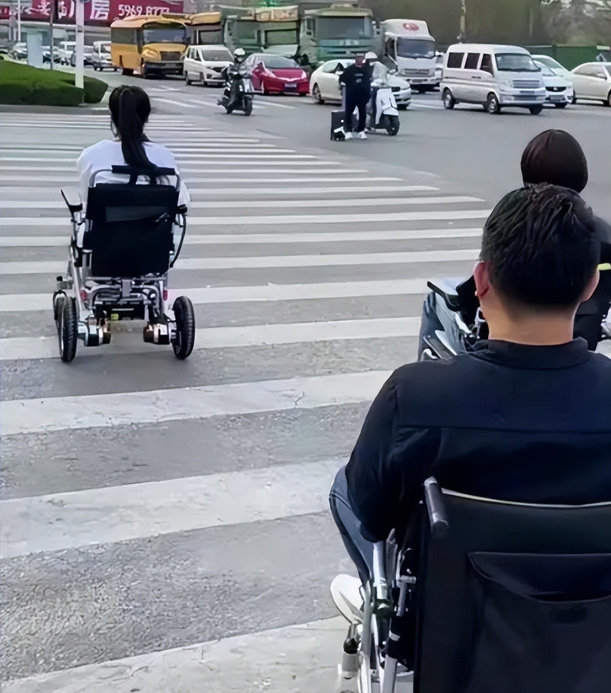 广州市民电动轮椅出行,广州年轻人电动轮椅出行