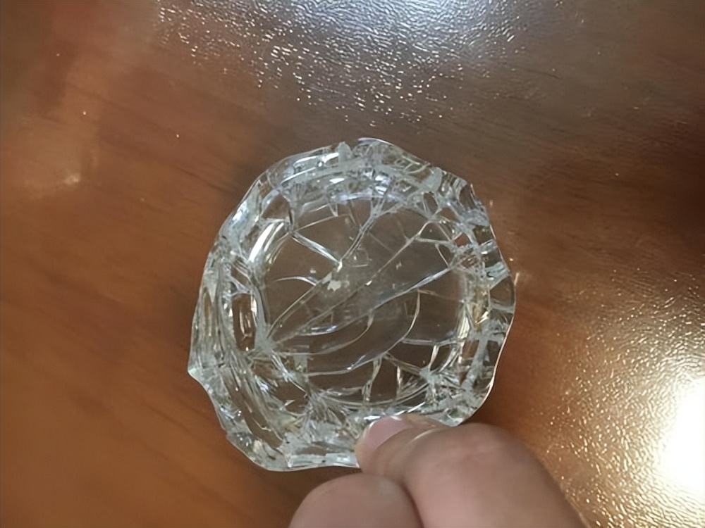 为什么玻璃杯会自己爆裂,为什么玻璃杯会突然爆炸