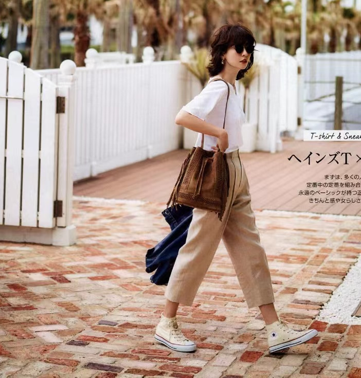 女生穿运动鞋最时尚的穿搭,宽松t恤女中长款搭配什么鞋