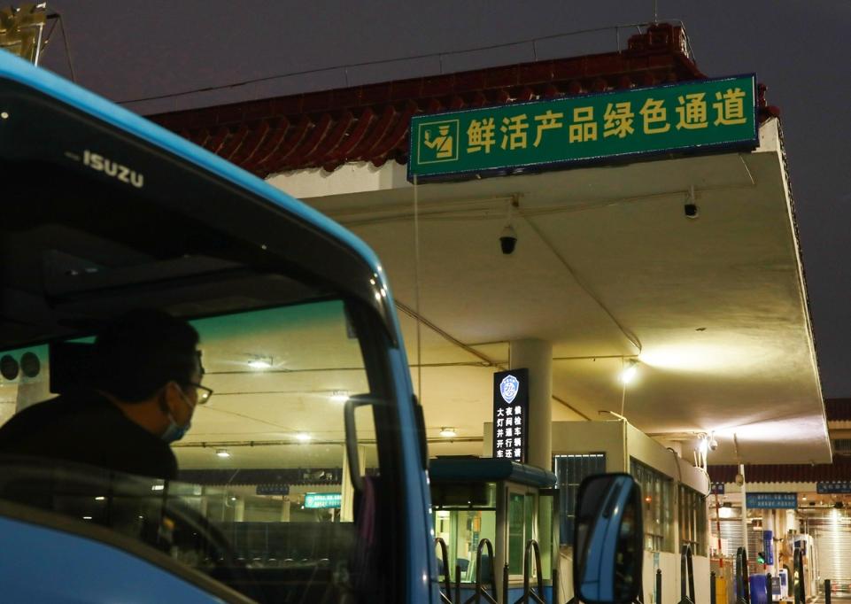 司机拉绿通过收费站后续,货车拉西瓜过绿通