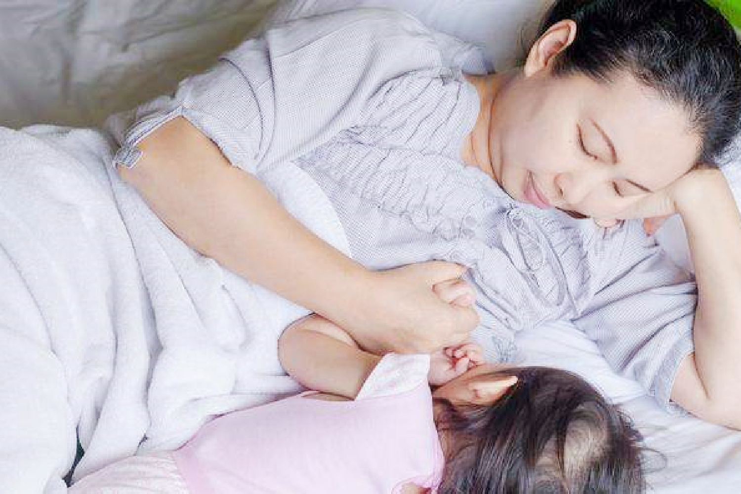 婴儿不认生谁抱都要怎么回事,宝宝不让妈妈抱的原因