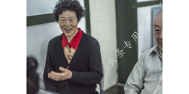 我坐月子,母亲说摔伤腿不能来,出月子后去娘家,见到母亲我愣住