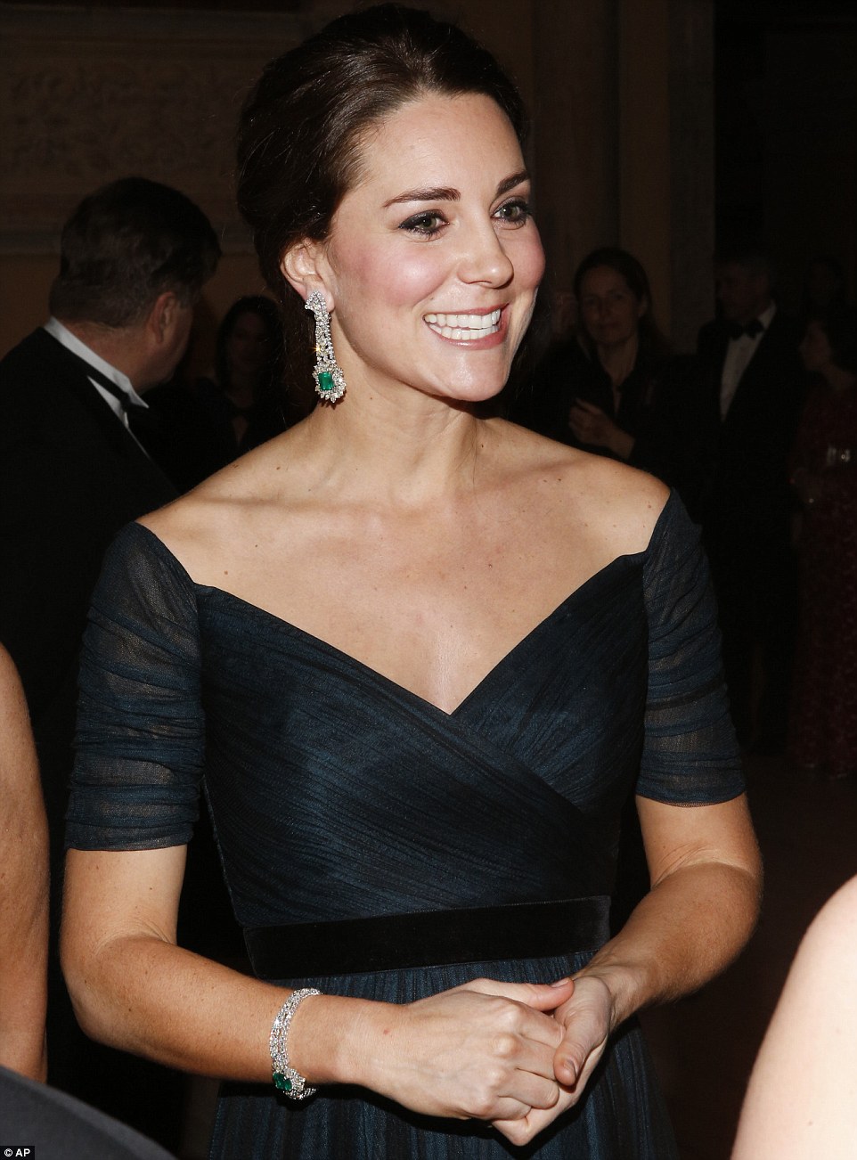 英国王室梅根凯特的差距,英国王妃凯特蓝宝石