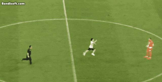 那个闯入球场拥抱梅西的男孩,那个冲进球场的男孩现在怎么样了