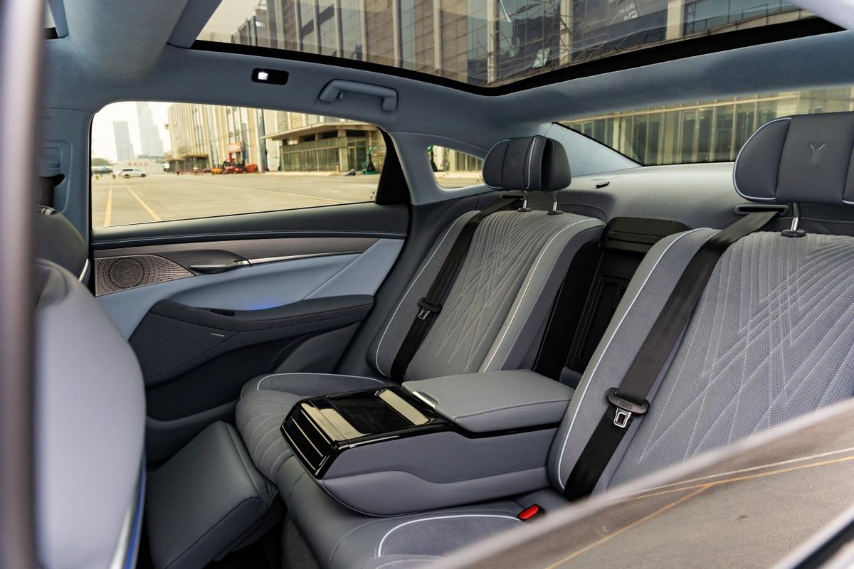 听说夏天和海边绝配？开着岚图追光，尽情享受盛夏浪漫和清凉