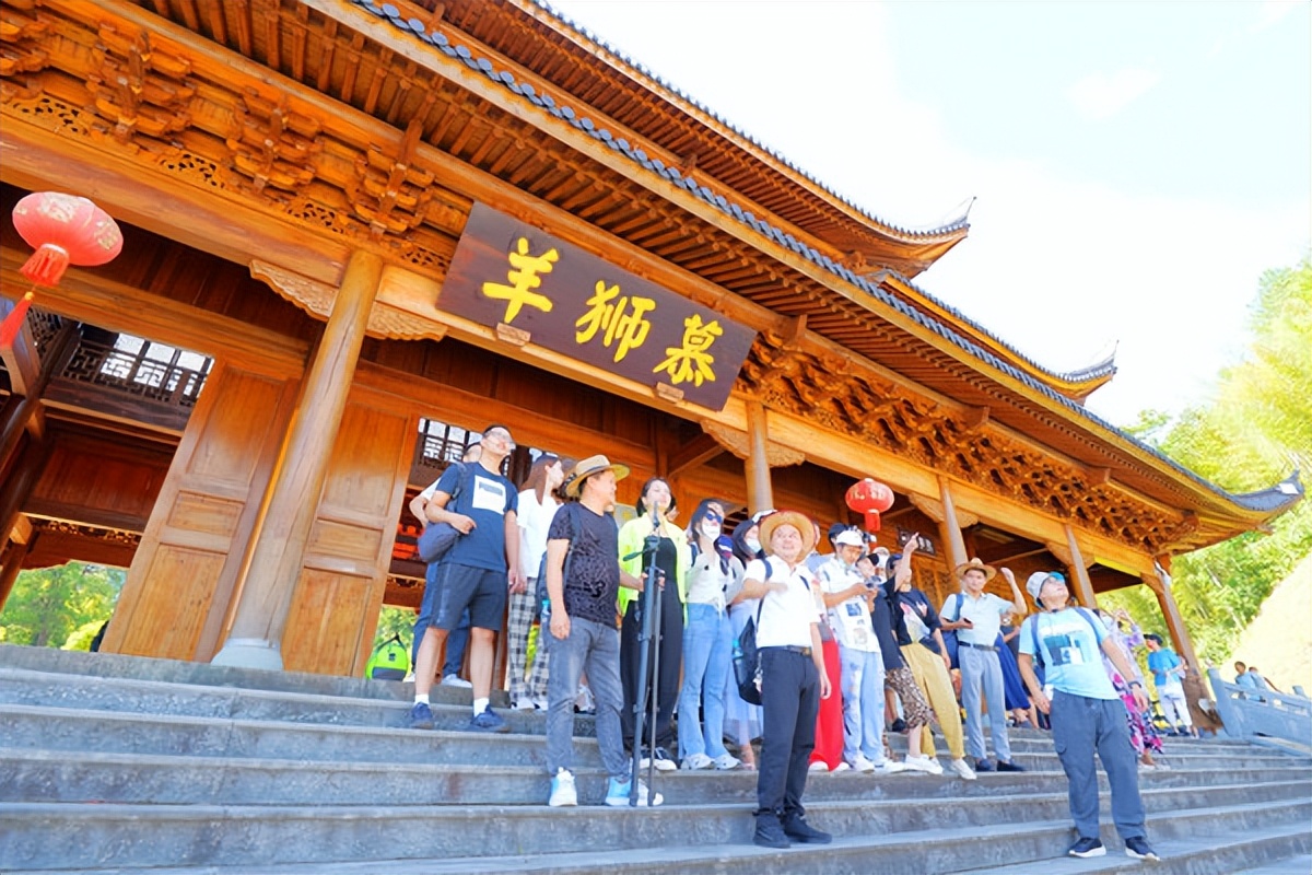 羊狮慕与张家界哪个好,江西明月山和羊狮慕哪个更值得去