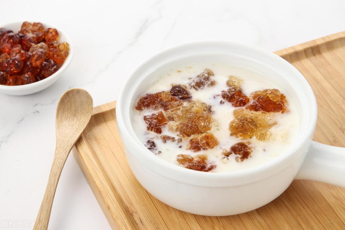 36岁儿子还没结婚，父母每个月给他五千，现在一家人过得很幸福