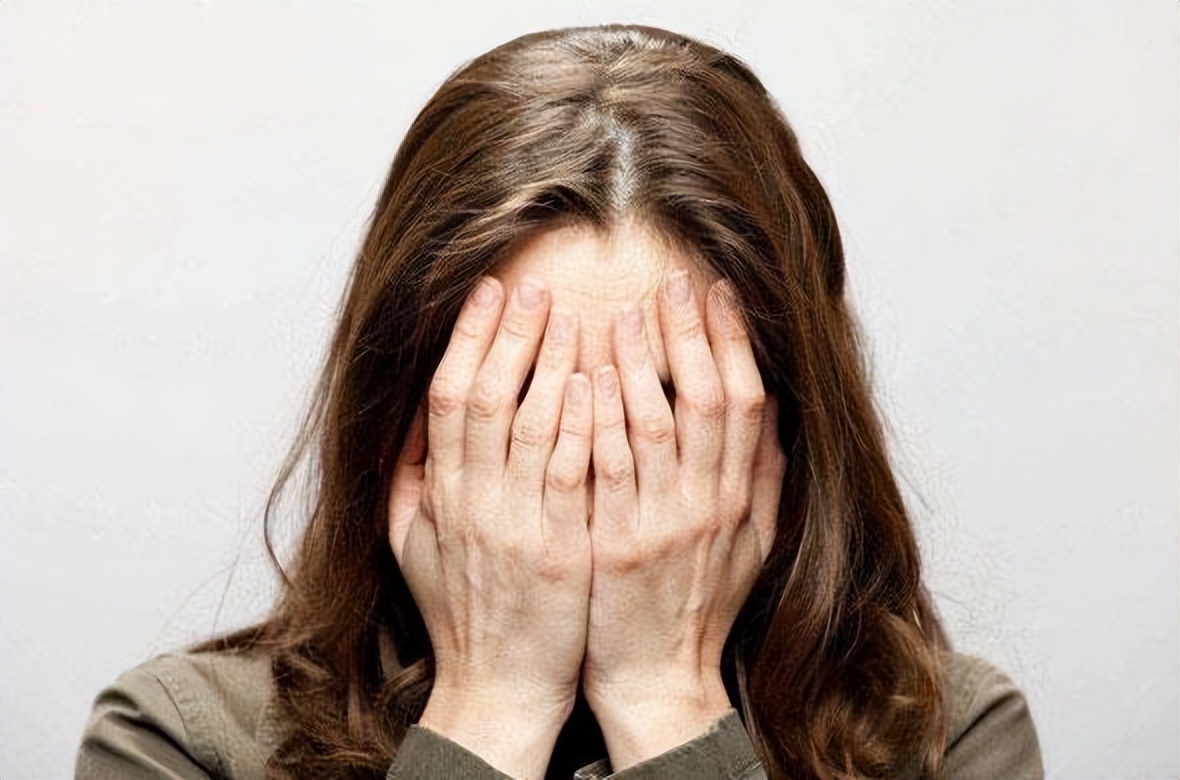 女性快要绝经时，月经可能会出现3个暗示，提前了解做好准备