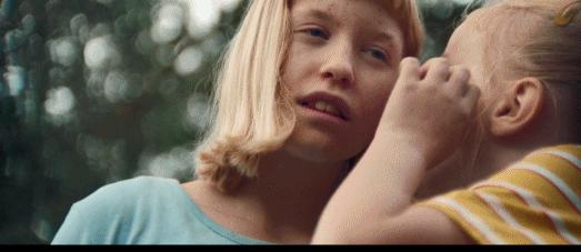 欺负姐姐、虐待猫咪,还以为这小女孩单纯可爱?别被骗了