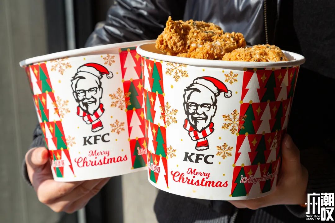 肯德基的圣诞新品芝士炸鸡小火锅,kfc肯德基圣诞限定桶2021
