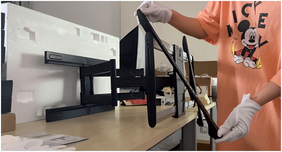 电视机后有电插头怎么安装挂架,安装电视机挂架四个厚的塑料垫片