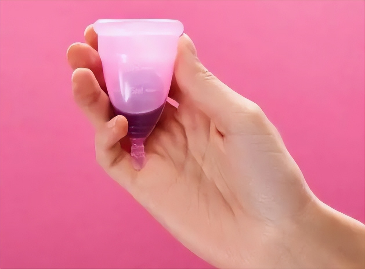 大姨妈量少还发黑,第一天来大姨妈量少发黑怎么回事