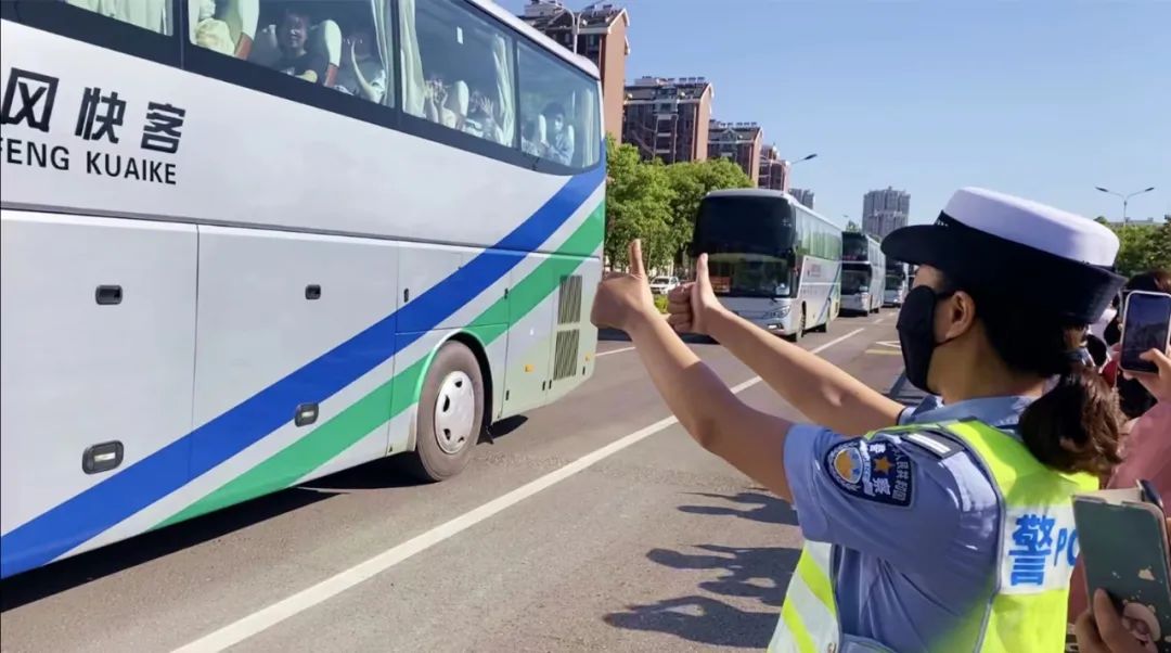 直击高考早交卷,护航高考2020第一天结束