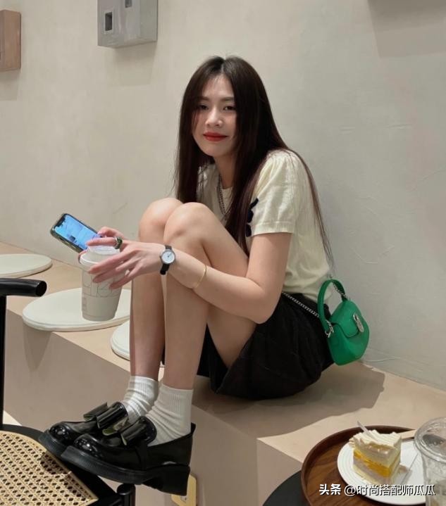扔掉你的小白鞋吧,过时了!满街都是“乐福鞋+短袜”,特洋气
