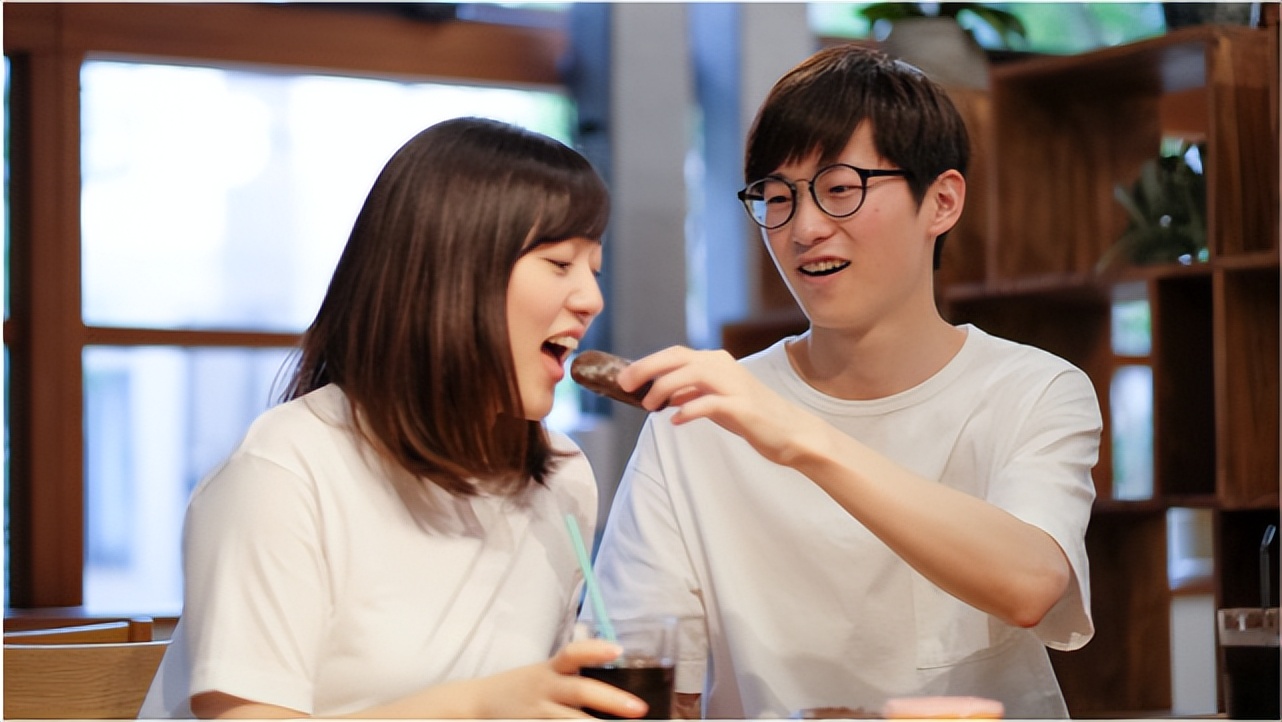 男朋友吃醋了怎么哄最有效,男朋友吃醋了怎么哄小作文