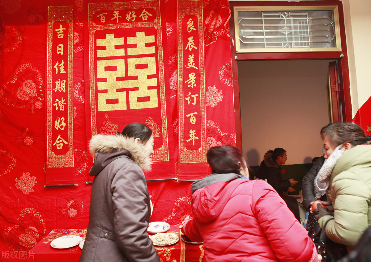 跪新娘，闹洞房，打新郎，打得越狠越欢畅