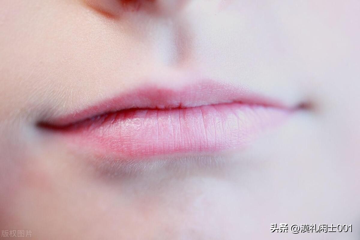 夏天为什么嘴唇总是干痒,夏天为什么嘴唇还是那么干起皮