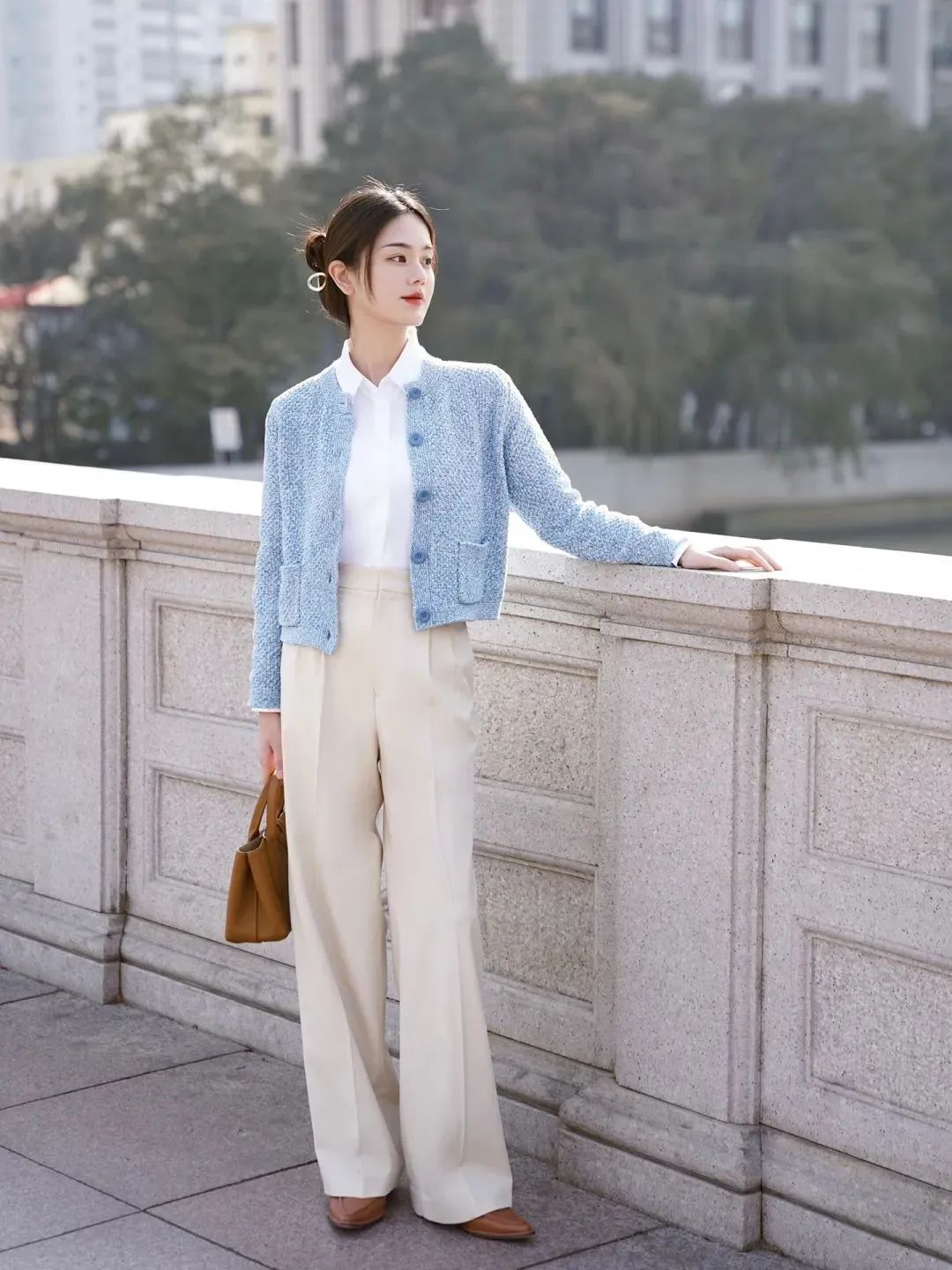 春夏流行的白裤子5种穿搭方法，清爽又自在