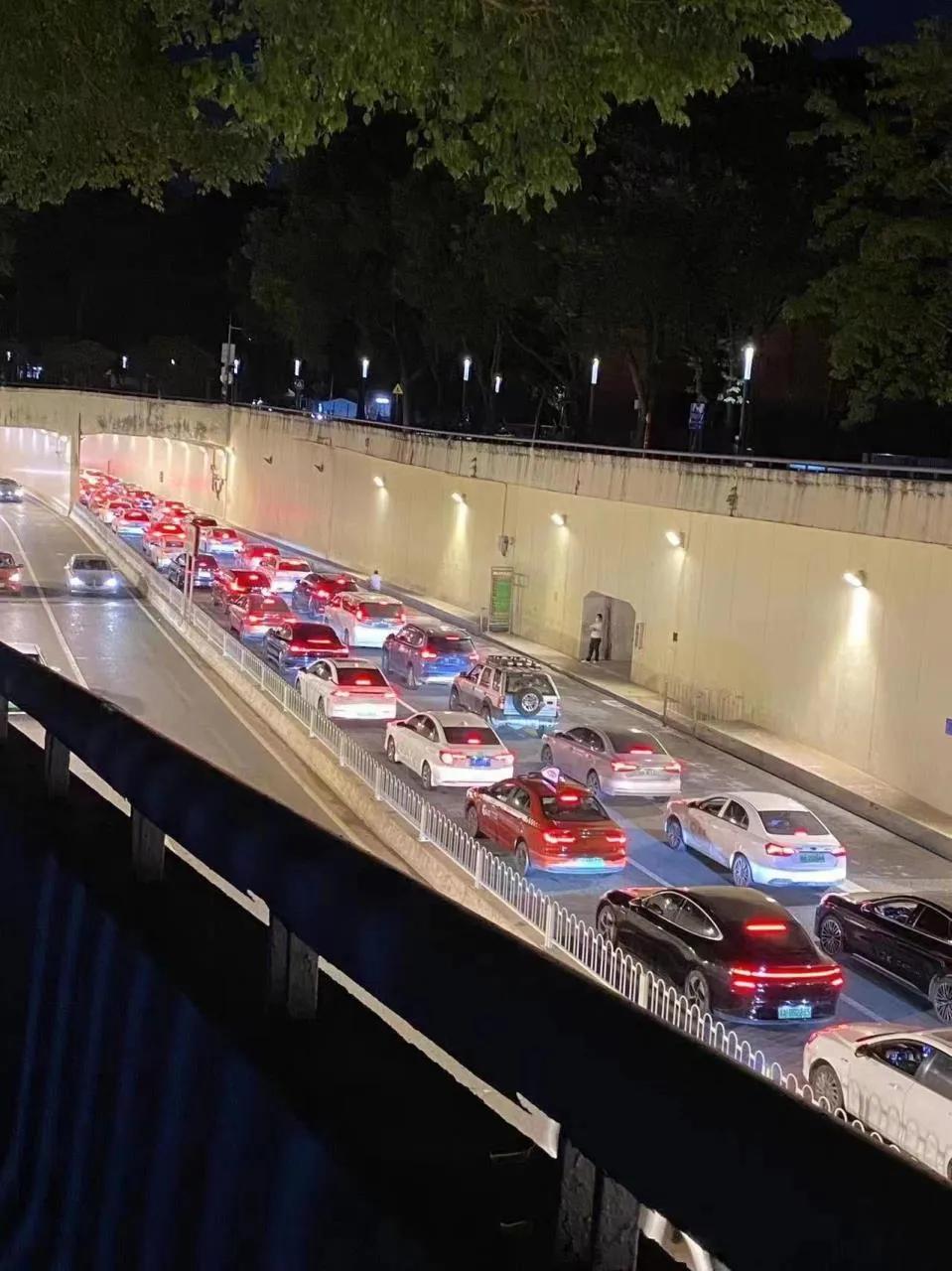 天河今晚冒出很多的士，发生什么？凌晨美国大战伊朗