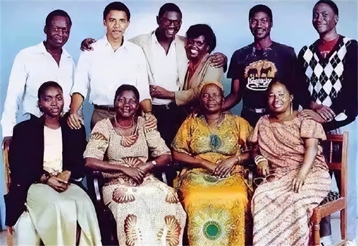 奥巴马第一次回非洲老家：帮祖母扛大米，和兄弟坐在田里喝酒