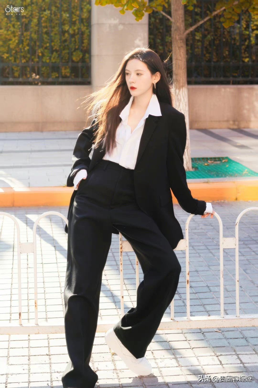 张予曦黑色包臀裙加西装,张予曦职业西装