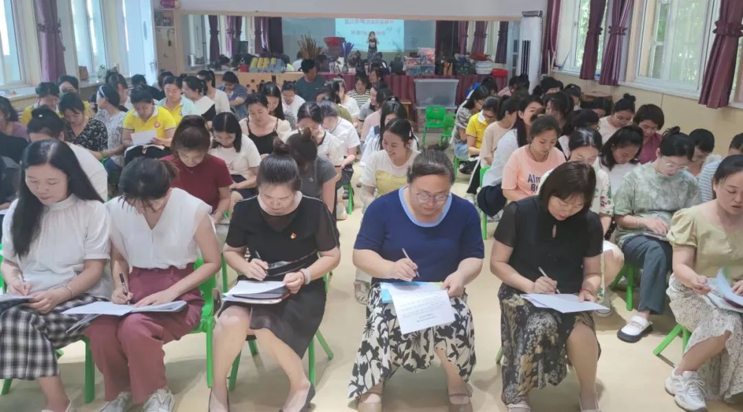 【骄阳似火不负青春】——平陆县*党**政机关幼儿园2023年春学段工作总结会议