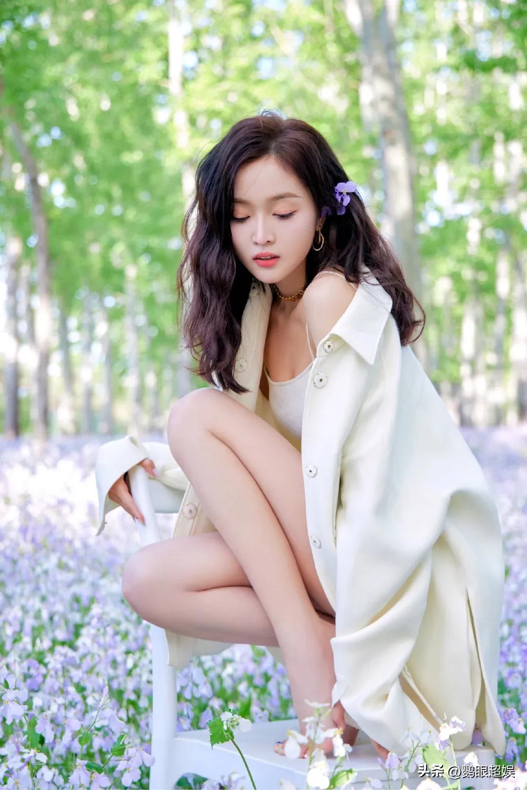 吴宣仪白色露背吊带长裙,吴宣仪白色吊带长裙造型写真