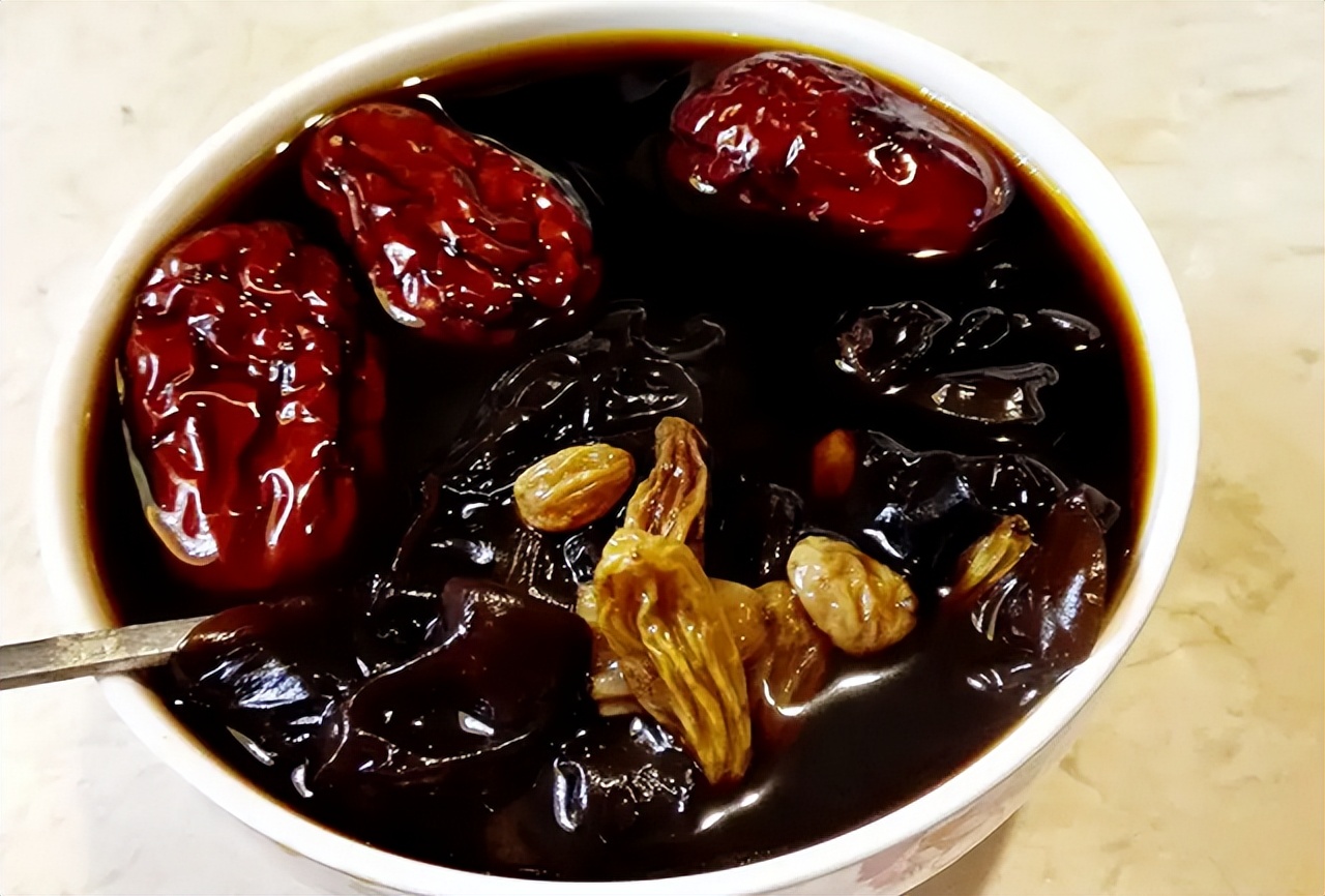 女孩的第一次月经几岁正常,女孩第一次来例假最佳年龄是多少