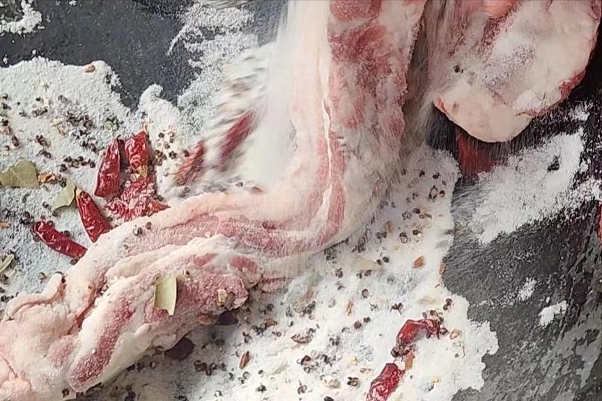 而现在，乡愁是一块不起眼的腊肉，原来妈妈腌的肉有这么多技巧