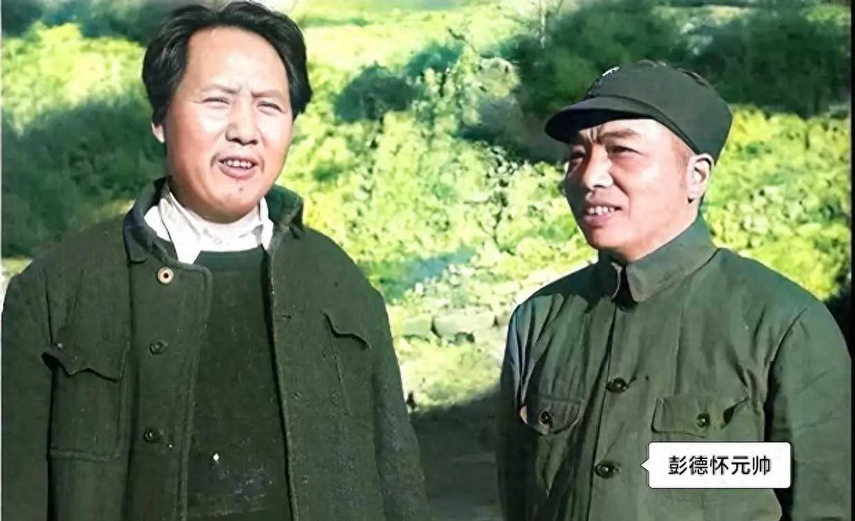 1949年，毛主席进北平时的一组老照片，穿着军棉大衣气场强大