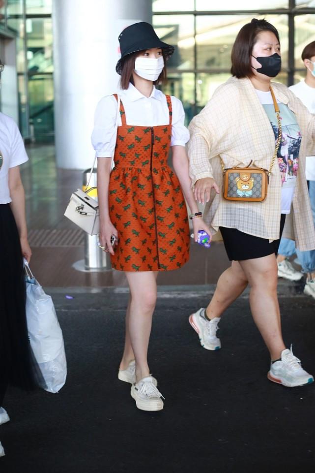 关晓彤穿短裤配小白鞋,关晓彤穿修身裤