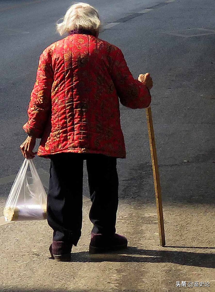 87岁老太右眼被打瞎,四川老太儿时射瞎双眼