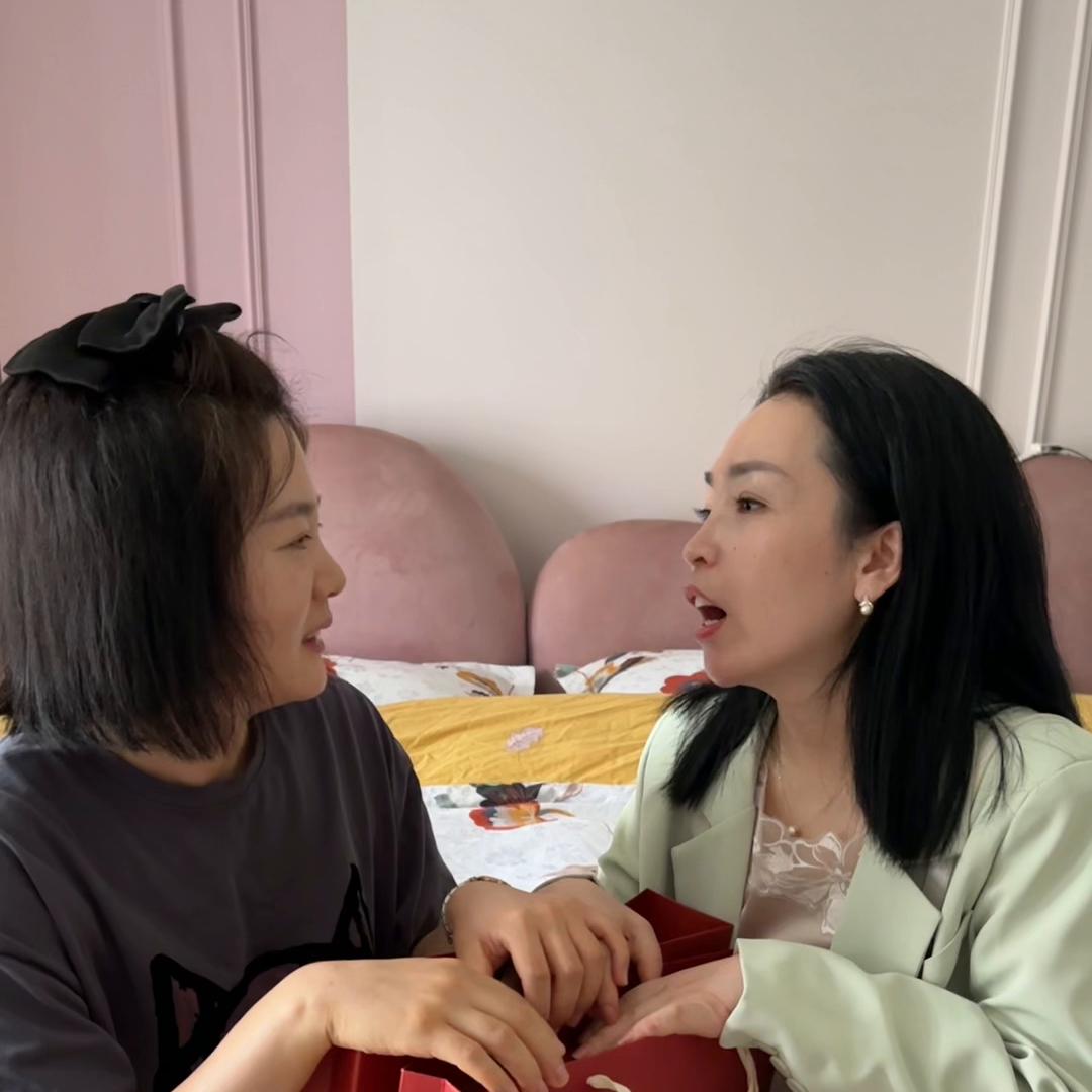 我给刘老师买了两套衣服当生日礼物，我希望她穿的美美哒的...