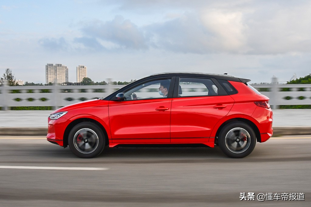 新能源比亚迪e2汽车测评,全新比亚迪e2到店实拍