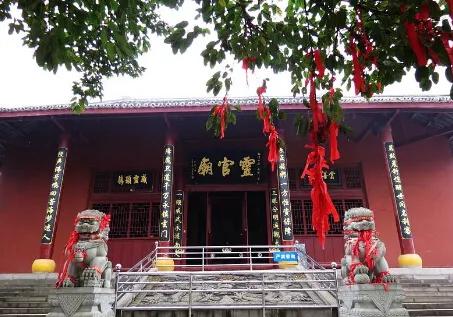 到寺庙烧香拜佛插香有什么规矩,到外面大庙里烧香拜佛有什么规矩