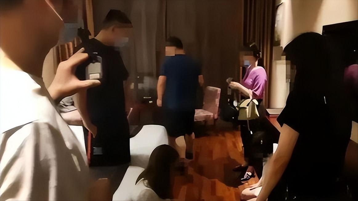 内蒙“白富美”涉嫌淫乱被警方抓获，声称他们7人都是我男朋友！