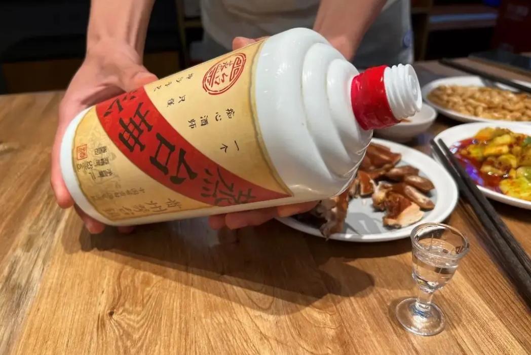 推荐几款过年送礼的白酒,春节待客白酒推荐哪款好喝