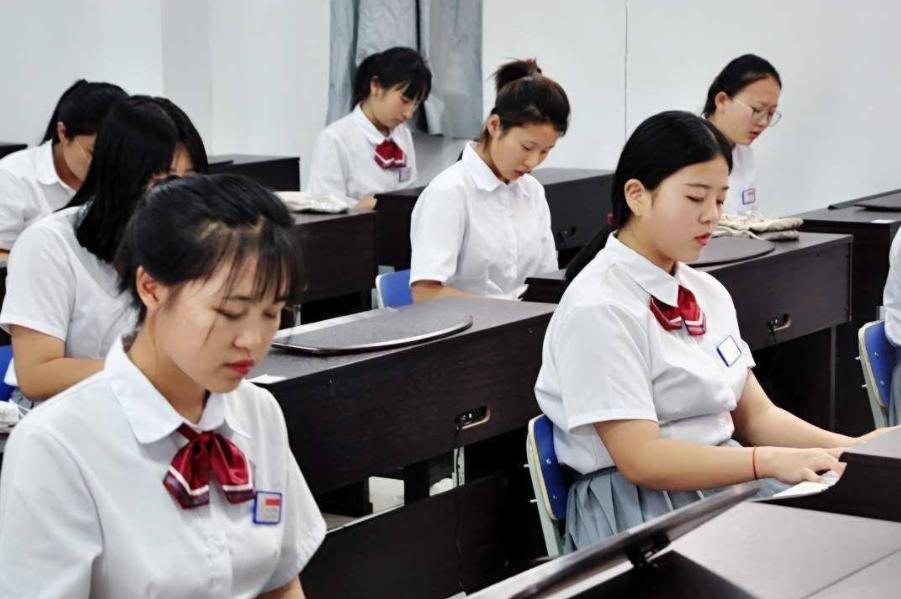 初中女生是读幼师好还是卫校好,初中毕业女生学幼师和卫校哪个好