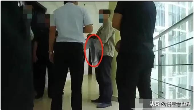 男子去住建局戴纸帽子被拘留,油漆工戴报纸帽子工作