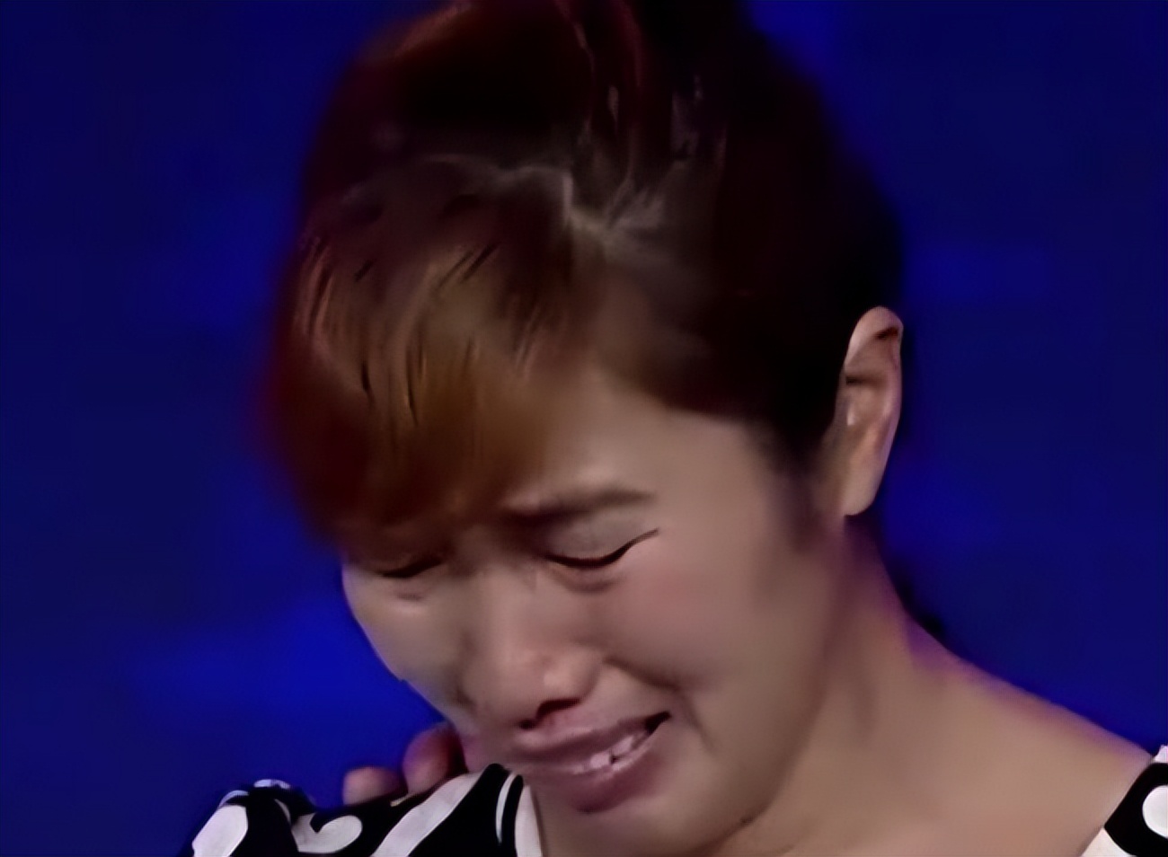 养父母靠煤气养大女儿20年后寻亲,养父扛煤气罐供女孩读到博士