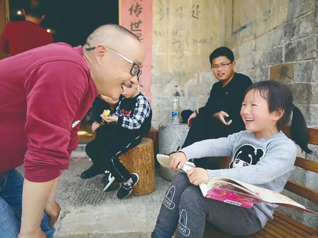 一条小黑狗像影子一样跟着我,这个村子