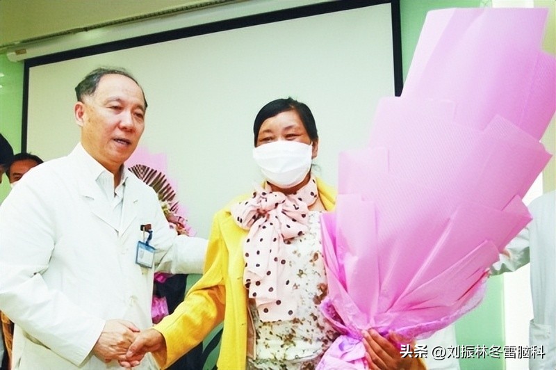 没有怀孕乳房出水是怎么回事,没怀孕乳房有奶水是怎么回事