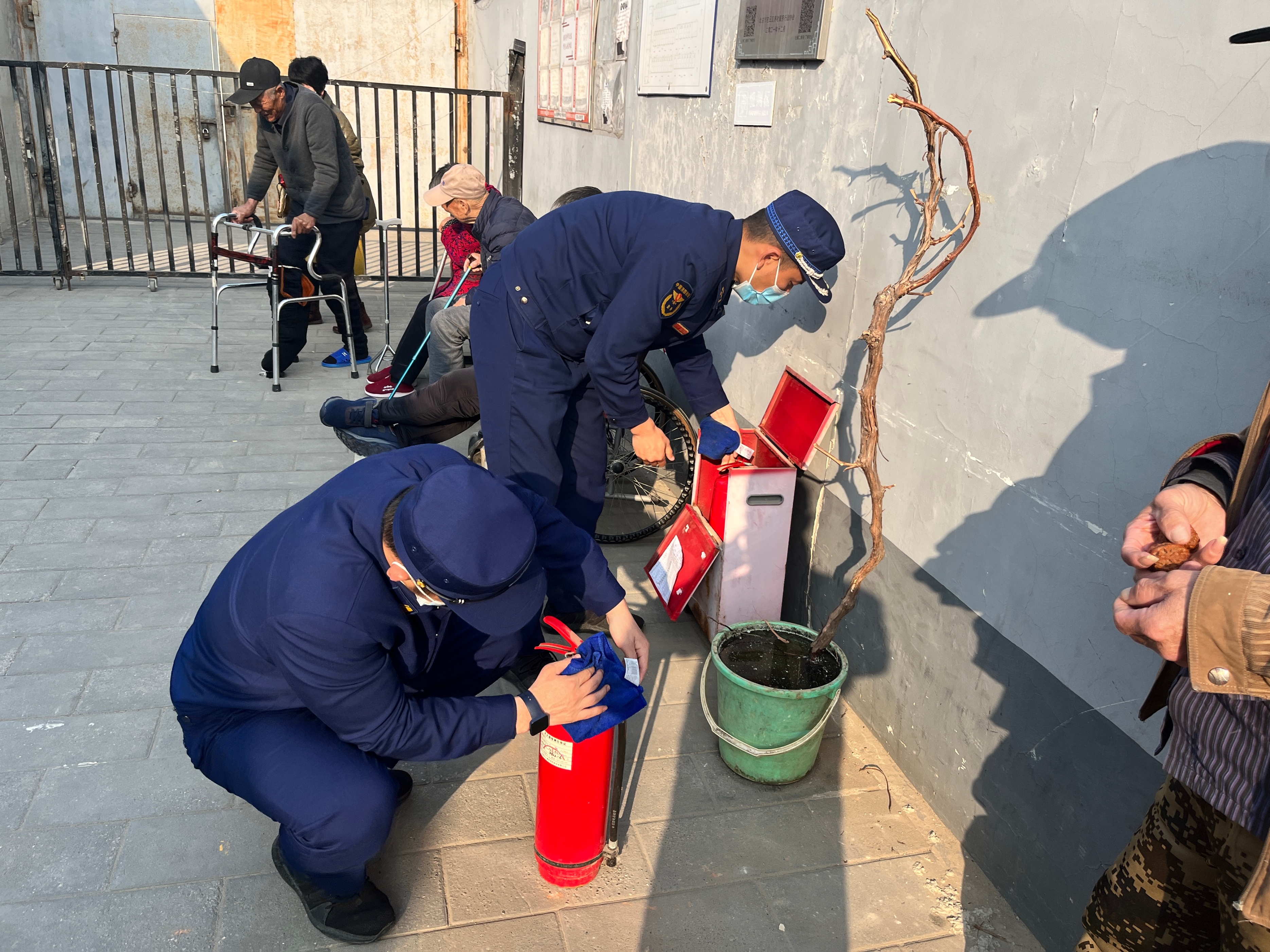 消防党支部研究部署学雷锋活动,消防大队多点开展学雷锋活动